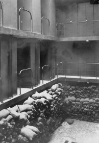 Protección de una sala de la Biblioteca Nacional con sacos terreros durante la Guerra Civil española