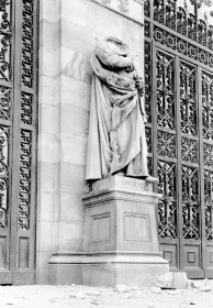 Entrada de la Biblioteca Nacional, estatua de Lope de Vega mutilada por un obús · Efectos de los bombardeos en la Biblioteca Nacional durante la Guerra Civil española