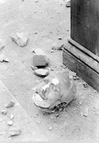 Cabeza de la estatua de Lope de Vega, lanzada a gran distancia del pórtico de la Biblioteca Nacional por la explosión de un obús · Efectos de los bombardeos en la Biblioteca Nacional durante la Guerra Civil española