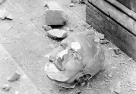 Cabeza de la estatua de Lope de Vega, lanzada a gran distancia del pórtico de la Biblioteca Nacional por la explosión de un obús · Efectos de los bombardeos en la Biblioteca Nacional durante la Guerra Civil española