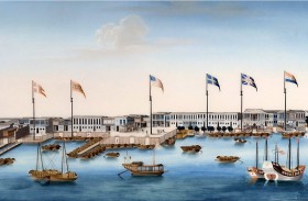 Puerto de Cantón y fábricas · Lam Qua Puerto de Cantón y fábricas con banderas extranjeras, pintura en cristal inverso realizada por un seguidor de Spoilum, posiblemente Lam Qua, Peabody Essex Museum