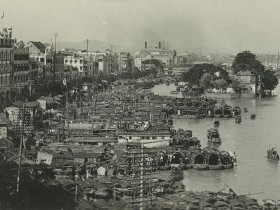 Puerto de Cantón El río y el puerto con barcos amarrados en la ciudad de Cantón, 1870-1926, Gelatina de plata, Colección de Fotografía Kern, Museo de Etnología, Biblioteca Real, Holanda