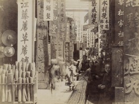 Calle en Cantón · 1870 Sheung-mun-tai, Calle en Cantón, ca. 1870, Colección Ferry Bertholet, Amsterdam