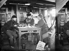 Hombres europeos · John Thomson · 1871 Una cabina con tres hombres europeos sentados alrededor de una mesa, río Yangtze, China, John Thomson, 1871