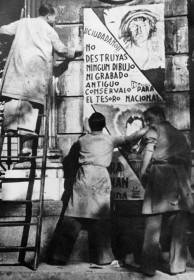 Alumnos de la Escuela de Bellas Artes fijando sus carteles en defensa del Tesoro Artístico