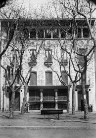 Salvaguarda del Patrimonio Artístico Catalán durante la Guerra Civil española · Instalaciones de la Comissaria de Museus · Olot · Fachada de la Casa Solà Morales