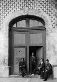 Salvaguarda del Patrimonio Artístico Catalán durante la Guerra Civil española · Depósito de obras en la Iglesia de Sant Esteve · Olot Cuerpo de guardias de la Comissaria de Museus en la puerta de la capilla