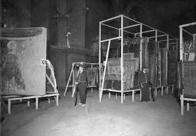 Salvaguarda del Patrimonio Artístico Catalán durante la Guerra Civil española · Mossos d'esquadra custiodando las piezas del depósito de obras de la Iglesia de Sant Esteve · Olot