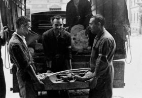 Salvaguarda del Patrimonio Artístico Catalán durante la Guerra Civil Española · Incautaciones · Combatientes republicanos descargando esculturas de un camión