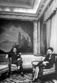 Julio Muñoz y Carmen Villalonga en el palacete de la calle Muntaner