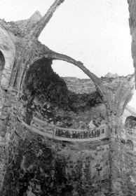 Efectos de los bombardeos durante la Guerra Civil española · Interior y ábsides de la Iglesia de Santa María. Se ven las pinturas al fresco de Juan Cano