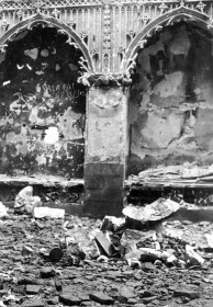 Efectos de los bombardeos durante la Guerra Civil española · Interior de la Capilla del Oidor, con la pila bautismal de cervantes y los sepulcros totalmente destrozados