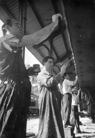 Guerra Civil Española · Cataluña · Miembros del Sindicat de Dibuixants Prrofessionals pintando vagones de tren como medio de propaganda