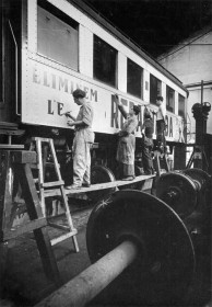 Guerra Civil Española · Cataluña · Miembros del Sindicat de Dibuixants Prrofessionals pintando vagones de tren como medio de propaganda