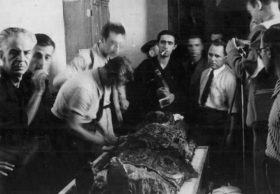 Salvaguarda del Patrimonio Artístico Catalán durante la Guerra Civil española · Obras salvadas de la destrucción · agosto 1936 · La Comissió de Patrimoni comprobando que los restos del sepulcro de Sant Narcís no habían sufrido daños