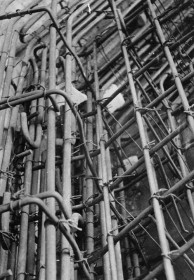 Salvaguarda del Tesoro Artístico Nacional durante la Guerra Civil española · Armadura de la bóveda de hormigón construida sobre la bóveda original de la planta baja de las Torres de Serranos como elemento estructural de protección · Valencia, 1937