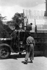 Salvaguarda del Tesoro Artístico Nacional durante la Guerra Civil española · Preparación de un camión que transporta obras de arte