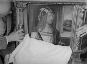 Salvaguarda del Tesoro Artístico Nacional durante la Guerra Civil española · Museo del Prado · Embalaje del Autorretrato de Durero para su traslado a Valencia