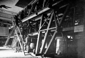 Protección de las obras del Museo Arqueológico Nacional durante la Guerra Civil española · Estructura de madera construída para consolidar la Sala Egipcia y proteger las colecciones