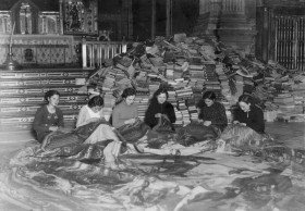 Salvaguarda del Tesoro Artístico Nacional durante la Guerra Civil española · Recosido de tapices en el depósito de la Iglesia del Patriarca